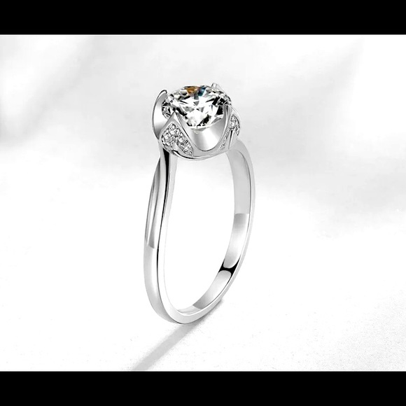 Blooming rose solitaire engagement ring - Picture 3 of 9